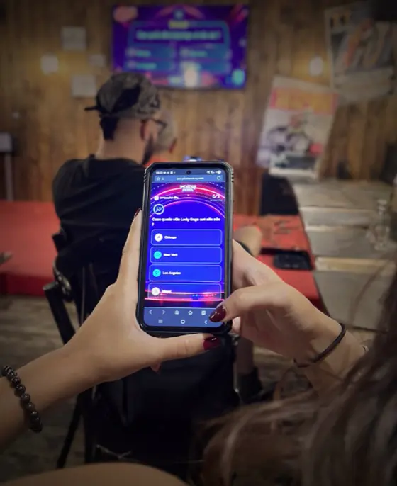 Un joueur répond à une question sur son téléphone